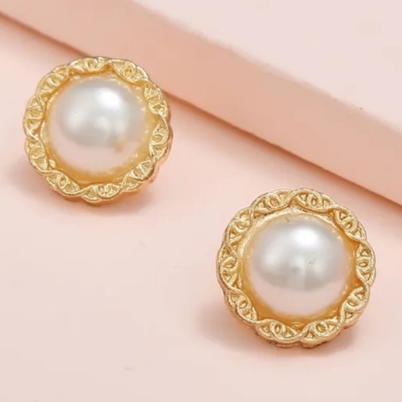 POP Gowns Jewelry - Faux pearl earrings